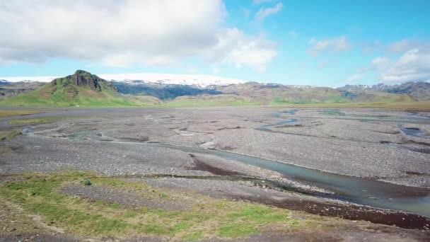 アイスランドの人里離れた高地にある氷河の川の流れと外側のパターンの空中 — ストック動画