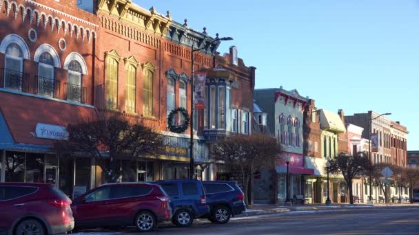 伝統的な店舗が並ぶアイオワ州ペラの趣のあるすべてのアメリカの通り — ストック動画