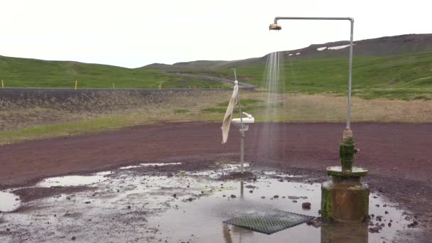 아이슬란드의 반근처에 안에서 옥외에 싱크대와 샤워기 — 비디오