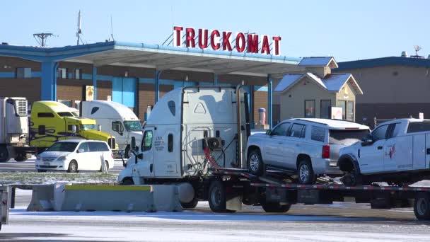 Nákladní Automobily Jsou Zastaveny Sněhu Myčky Truckomat Zastávce — Stock video