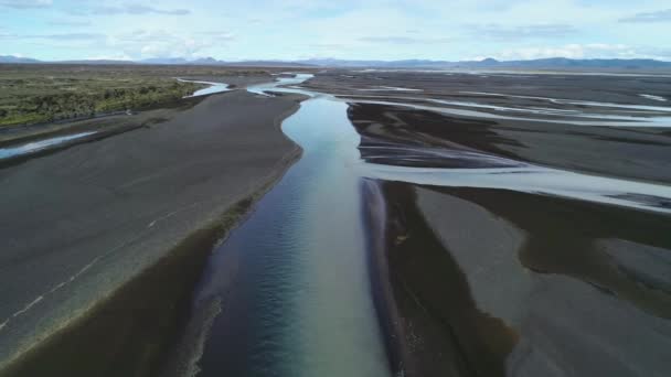 アイスランドの人里離れた高地にある氷河の川の流れと外側のパターンの空中 — ストック動画