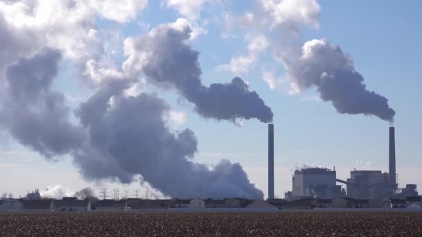 Enormi Fumaioli Inquinanti Ruttano Co2 Nell Atmosfera Suggeriscono Inquinamento Emissioni — Video Stock