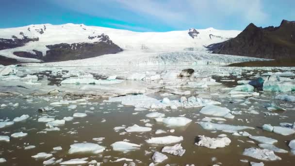 Langzame Antenne Enorme Gletsjerlagune Gevuld Met Ijsbergen Fjallsarlon Ijsland Suggereert — Stockvideo