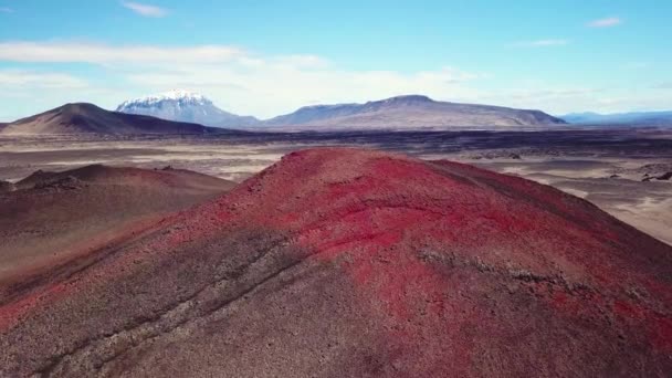 Spektakulära Antenn Över Röd Aska Toppade Vulkaner Och Lavaflöden Avlägsna — Stockvideo