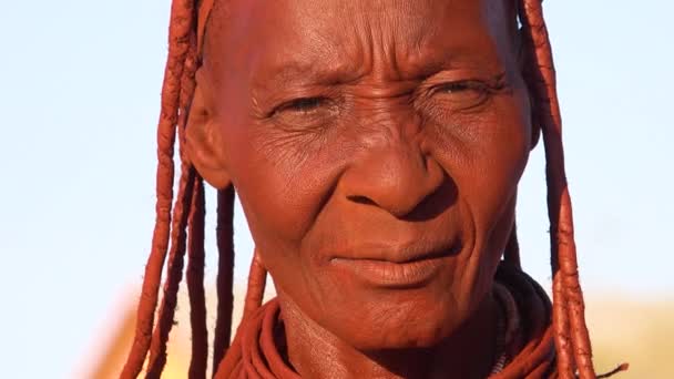 Extremt Nära Porträtt Himba Stam Afrikansk Kvinna Ansikte Med Lera — Stockvideo