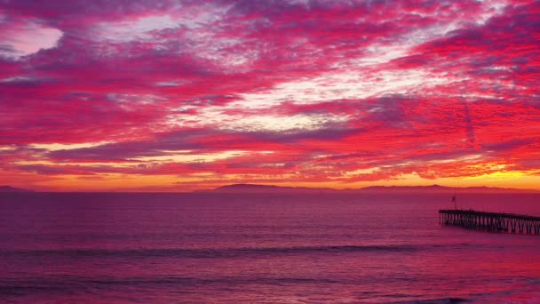 리포오니아 벤추라 교각과 태평양 놀랍게 광경을 찍었다 — 비디오