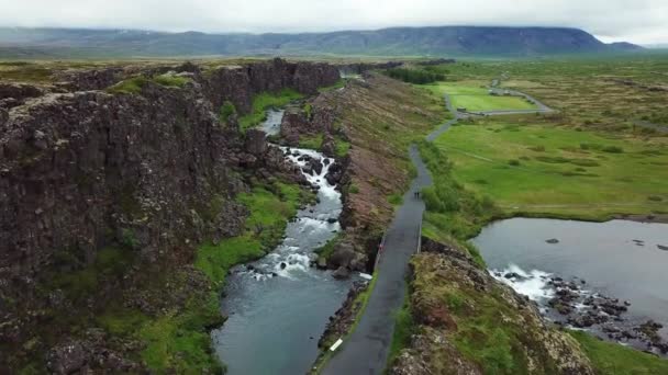 Krásná Letecká Základna Středoatlantického Hřebene Protékajícího Přes Thingvellir Island — Stock video