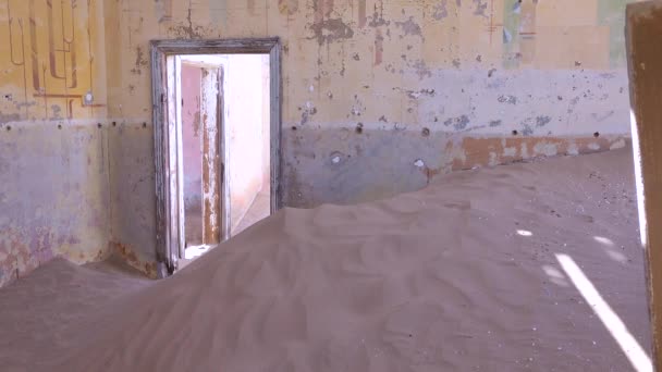 Zand Blaast Door Een Verlaten Gebouw Het Spookstadje Kolmanskop Namibië — Stockvideo