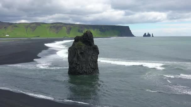 美しい岩の形成でDyrholahey黒砂のビーチ アイスランド — ストック動画