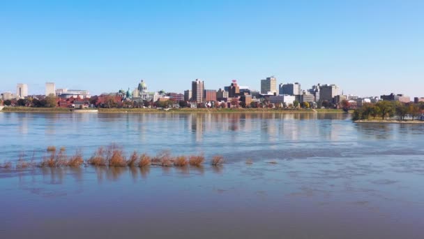 ペンシルベニア州の首都ハリスバーグとサスケハナ川の前景のショットを確立する良いドローン — ストック動画