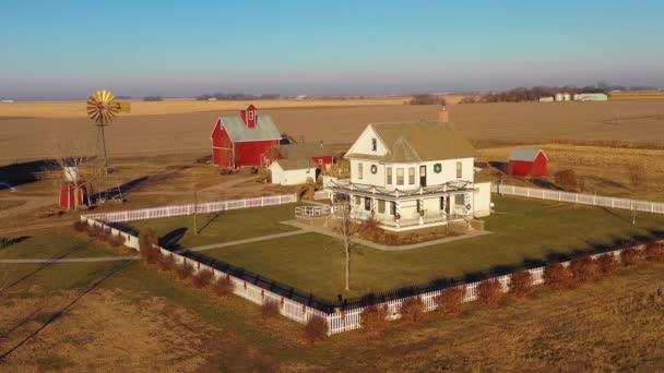 アメリカ中西部 ヨーク州 ネブラスカ州の農村部にある古典的な美しい農家や納屋を上空から撮影したドローン — ストック動画