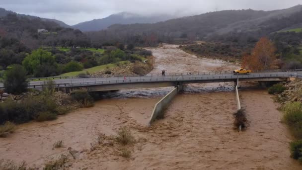 Antenn Översvämningsvatten Rör Sig Snabbt Ner Ventura River Nära Ojai — Stockvideo