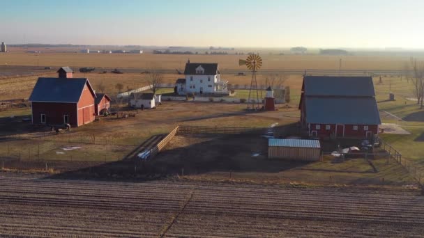 Une Antenne Drone Qui Surplombe Une Belle Ferme Des Granges — Video