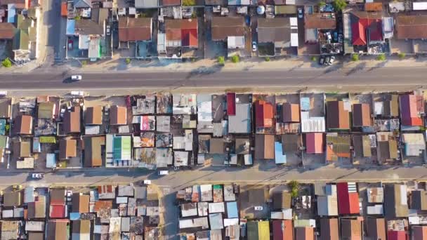南アフリカの貧困層のスラム ゲットー またはタウンシップの一つであるググルテフのラムシャックルの町の真上の高い空中の対照的な地域の真下 — ストック動画
