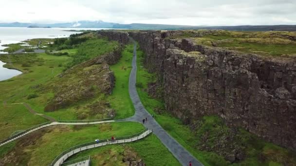 穿越冰岛廷韦利尔市的大西洋中脊美丽的空中 — 图库视频影像