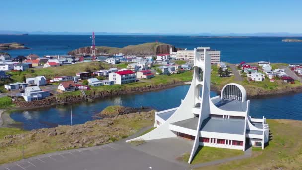 Aéreo Sobre Uma Igreja Cristã Modernista Stykkisholmur Islândia — Vídeo de Stock