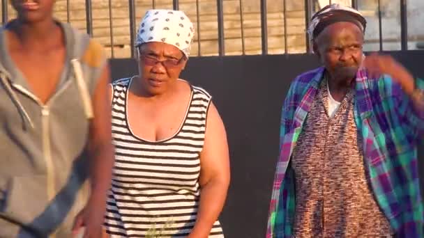 Mensen Lopen Straat Gugulethu Township Zuid Afrika — Stockvideo