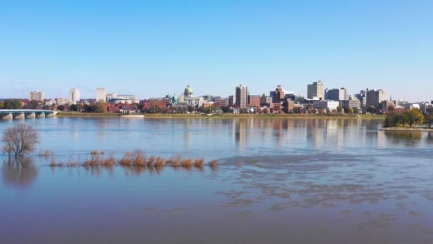 宾夕法尼亚首府哈里斯堡和Susquehanna河的无人驾驶航空实景射击 — 图库视频影像