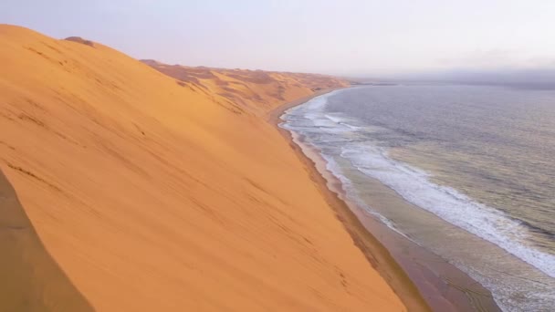 Verbazingwekkend Luchtschot Boven Uitgestrekte Zandduinen Van Namibische Woestijn Langs Skeletonkust — Stockvideo