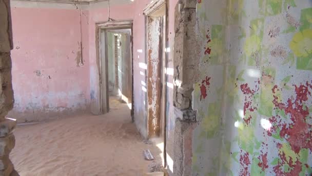 Zand Blaast Door Een Verlaten Gebouw Het Spookstadje Kolmanskop Namibië — Stockvideo