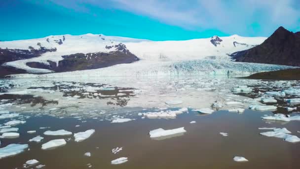 Una Lenta Antenna Attraverso Massiccia Laguna Ghiacciata Piena Iceberg Fjallsarlon — Video Stock