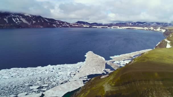 アイスランドのアスカ地方の巨大なカルデラの上の美しい空気荒涼とした高地 — ストック動画
