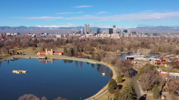 デンバーダウンタウンの良い空中都市公園で大きな湖からコロラドスカイライン — ストック動画