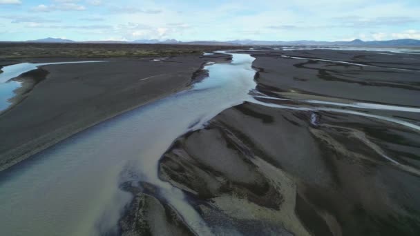 アイスランドの人里離れた高地にある氷河の川の流れと外側のパターンの空中 — ストック動画