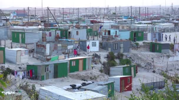 Goede Opname Van Uitgestrekte Plattelandsgemeenten Van Zuid Afrika Met Tinhutten — Stockvideo