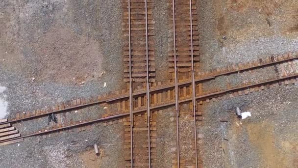 貨物列車が地下を通過する鉄道線路の交差点を真上から見下ろす空中 — ストック動画