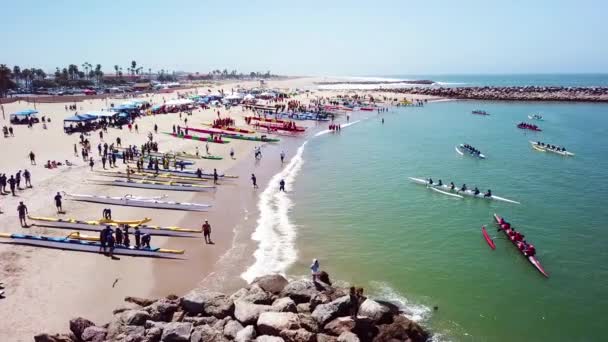 Lotnictwo Nad Kanoe Outrigger Wyścigi Wyścigu Wioślarskim Oceanie Spokojnym Pobliżu — Wideo stockowe