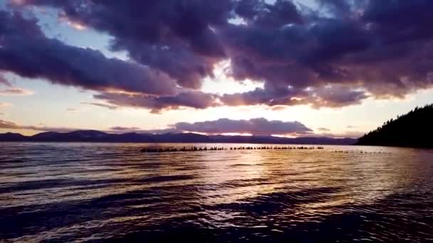 在内华达州塔霍湖上的美丽的空中 日落时或日出时在水里的桥墩 — 图库视频影像