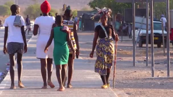 Stamkvinna Går Gatorna Marknadsstad Afrika Opuwo Namibia Med Ved Balanserat — Stockvideo