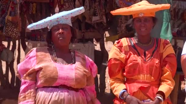 Bonito Tiro Mulheres Tribais Herero Africano Trajes Moda Brilhante Mercado — Vídeo de Stock