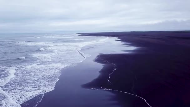 Στοιχειώνοντας Όμορφη Εναέρια Πάνω Από Μια Μαύρη Παραλία Άμμο Στη — Αρχείο Βίντεο