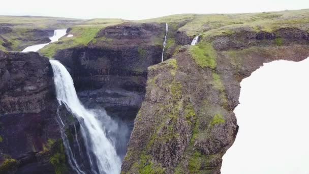 Aerial Nad Pięknym Niesamowitym Wysokim Wodospadem Haifoss Islandii — Wideo stockowe