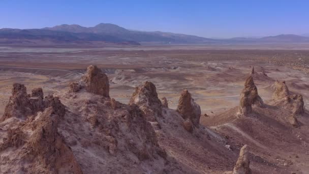 Hermosa Antena Sobre Las Formaciones Rocosas Trona Pinnacles Desierto Mojave — Vídeo de stock