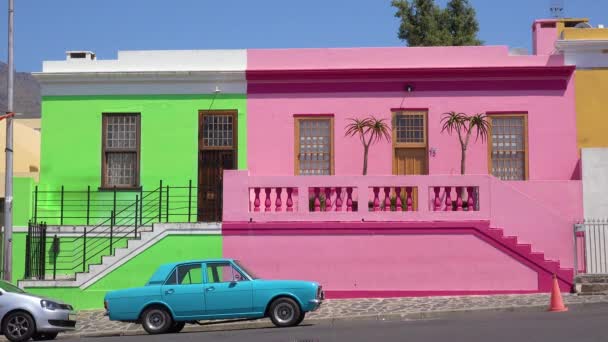 南アフリカのケープタウンのカラフルなボカップマレー地域のショットを確立し 植民地時代の建物や交通 — ストック動画