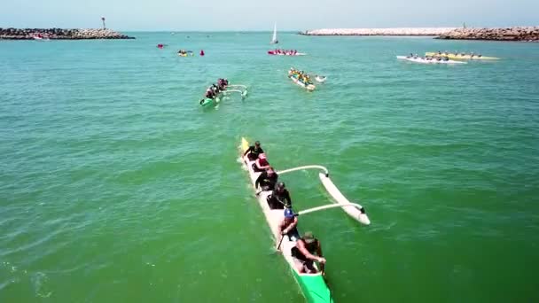 Lotnictwo Nad Kanoe Outrigger Wyścigi Wyścigu Wioślarskim Oceanie Spokojnym Pobliżu — Wideo stockowe