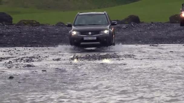 Suv Atraviesa Río Las Remotas Tierras Altas Islandia — Vídeos de Stock