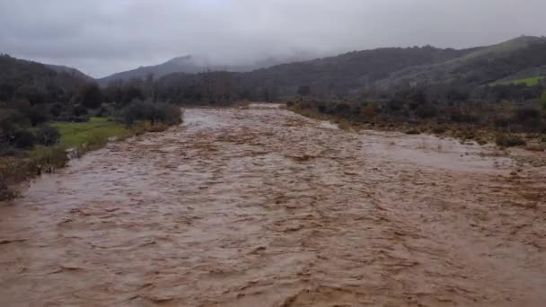 冬の天候の洪水の間に流出とカリフォルニア州のベンチュラ川を速く移動する洪水の水の空中 — ストック動画