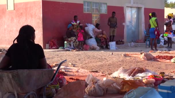 ナミビアのOpuwoにあるアフリカの基本的なストリートマーケットで貧しいアフリカの市民の店 — ストック動画