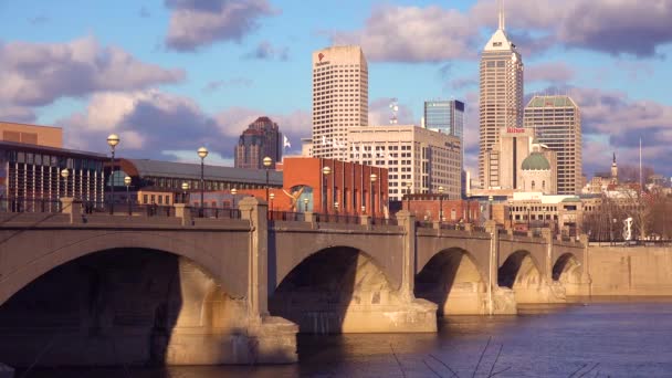 Beautiful Establishing Shot Indianapolis Indiana Bridge White River Foreground — Stock Video