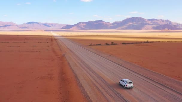 Високе Повітря Над Автомобілем Toyota Safari Прямує Через Плоску Безплідну — стокове відео