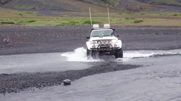 4Wdトヨタランドクルーザーは ソルスモーク近くのアイスランドの高地にある川を通って運転します — ストック動画