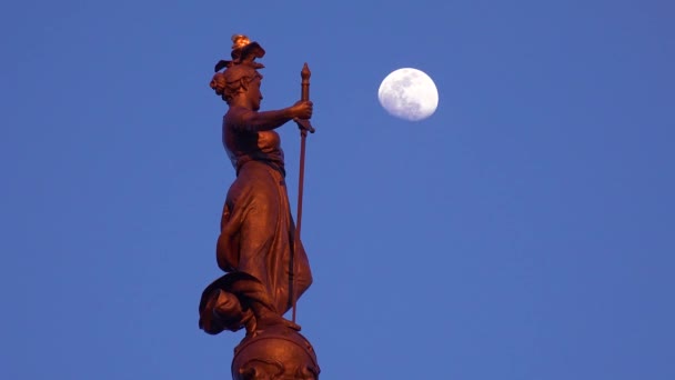 印第安纳波利斯市中心 士兵和水手纪念碑顶上的雕像 月亮升起 — 图库视频影像