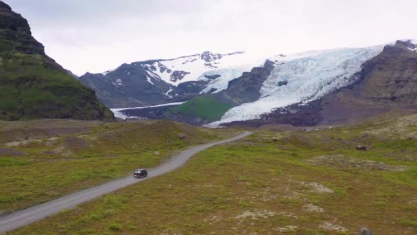 Luft Über Einem Schwarzen Wohnmobil Das Auf Einen Abgelegenen Gletscher — Stockvideo