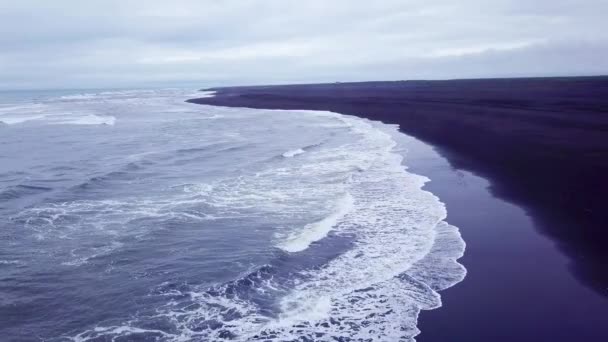 Hemsöker Vacker Antenn Över Svart Sandstrand Södra Island — Stockvideo