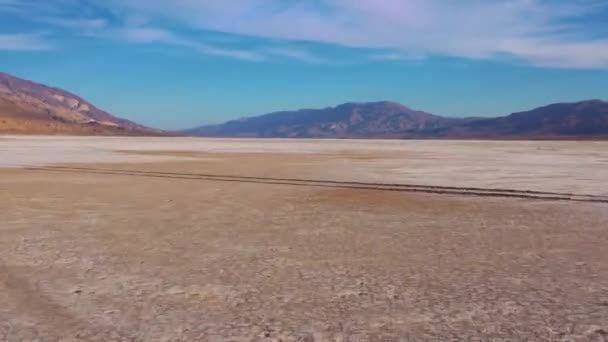 デスバレー国立公園と広大なオープン砂漠の遊び場の上に素敵な低空中 — ストック動画
