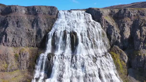 アイスランドの西フィヨルドでのディンジャンディ滝の美しい空中撮影 — ストック動画